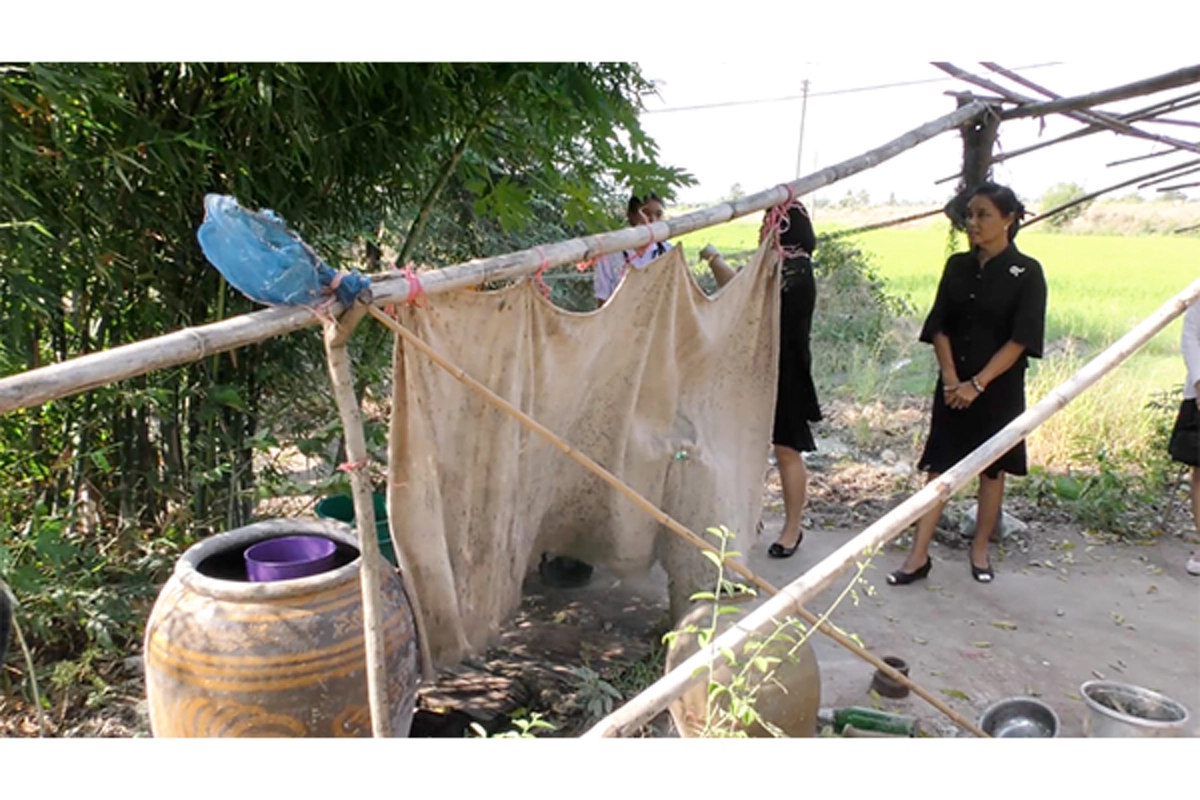 ชีวิต...แสนรันทด!! "น้องสายพิณ" เด็กม.3 เรียนดีแต่ยากจน อาศัยบ้านเก่าผุพังแม้กระทั่งห้องน้ำก็ไม่มี วอนอยากเรียนจบป.ตรีหวังฟื้นฟูชีวิตให้ครอบครัว!!
