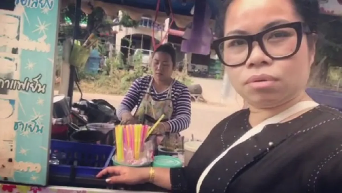 มาพ้อหมู่เก่า!!! เมื่อ "ตุ๊กกี้" มาเจอเพื่อนสมัยเรียนอนุบาล กลายเป็นแม่ค้าขายกาแฟ และนี่คือสิ่งที่เธอทำชาวเน็ตถึงกับเอ่ยปากชม!!! (คลิป)