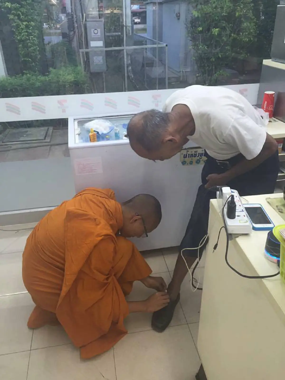 เรื่องราวดีๆ!!!พระภิกษุอาสาทำแผลให้คุณลุง เพราะเหตุนี้...