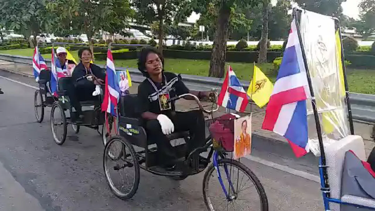 ลากคอ มันมากราบ!! "เก๋งเชฟโรเล็ต" ชนขบวนรถวิลแชร์คนพิการ มุ่งหน้ากราบพระบรมศพ แล้วเร่งเครื่องหนี!! (มีภาพ)