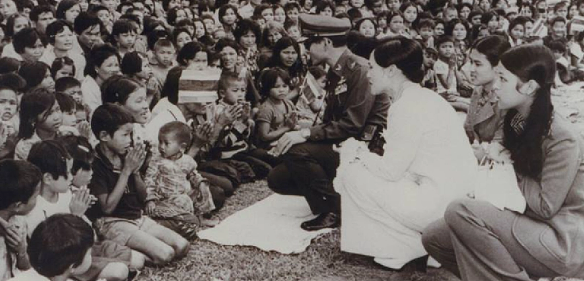 "พระมหากษัตริย์ผู้ยิ่งใหญ่ ข้าแผ่นดินตัวน้อย คนนี้จะถวายความจงรักภักดีตลอดไป" จากภาพแทนใจของคนไทยที่มีต่อพ่อหลวงรัชกาลที่ ๙