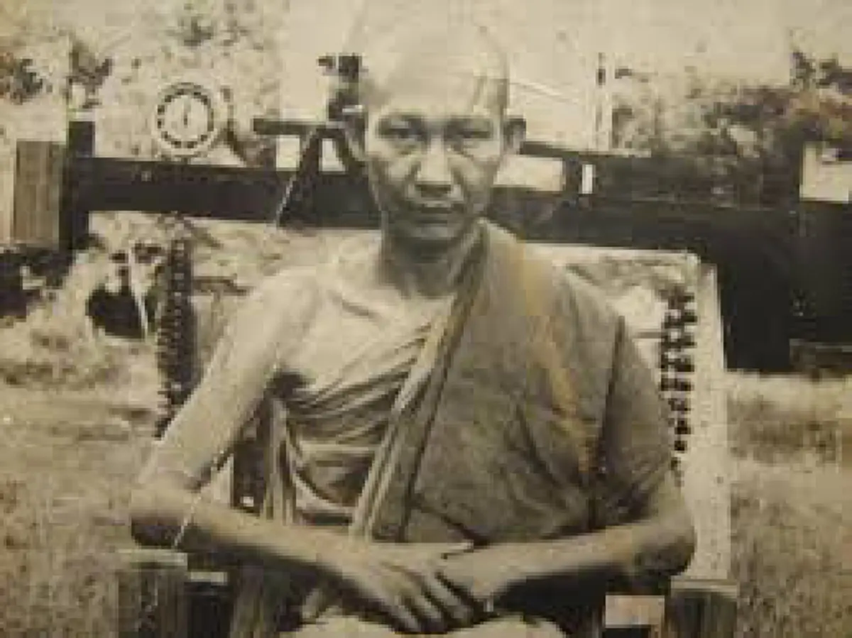 ฉันกำลังคุยกับหลวงพ่อเกษมที่ลำปางอยู่ ... หลวงปู่ดู่ส่งกระแสจิตคุยกับพระอริยสงฆ์