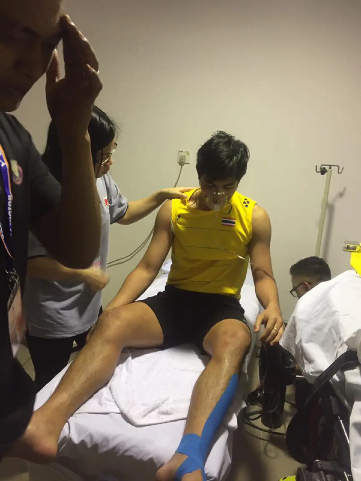 ด่วน! ล้มคาสนาม!!! นำตัว "ตะวัน" แฟน "เมย์ รัชนก" ส่งโรงพยาบาล (รายละเอียด)