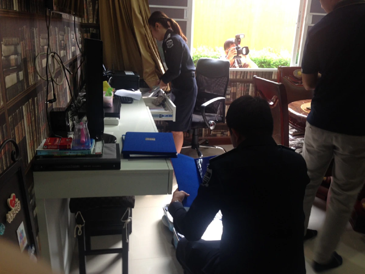 งานเข้าบานตะไท!!!  ดีเอสไอบุกบ้านบก.สื่อดังเปิดแชร์ลูกโซ่ ตุ๋นเหยื่อนับหมื่นรายเสียหายกว่า 1,000 ล้านบาทเจอหลักฐานอื้อจ่อชงปปง.อายัดทรัพย์