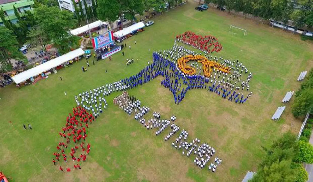 ปีติประทับใจ!! ชาวขอนแก่นรวมใจแปรอักษรแสดงความจงรักภักดี "ในหลวง" ขอพระองค์ทรงพระเจริญ (มีคลิป)