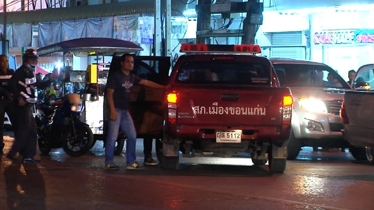 ระทึกกลางเมืองขอนแก่น!!!ตำรวจปิดถนนล้อมจับพ่อค้ายาเสพติดนานนับชั่วโมง!!หลังพยามทำลายหลักฐาน