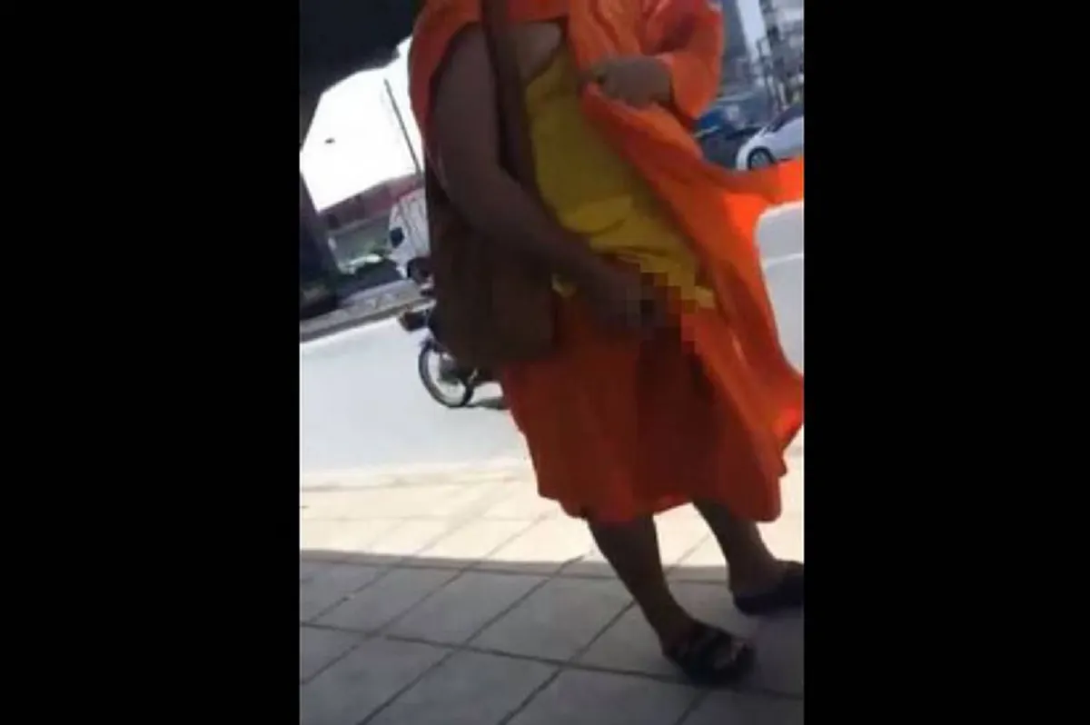 อุบาทว์ !!! "พระ" งัดเจ้าโลก! ช่วยตัวเอง! กลางป้ายรถเมล์ แต่เจอนศ.สาวสติดี ไม่กรี๊ด! แอบถ่ายคลิปไว้ได้เต็มๆ