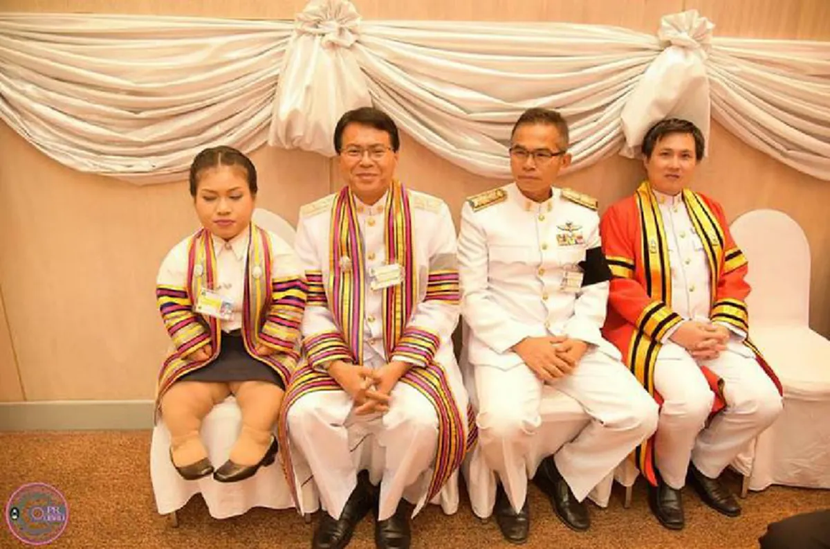 ในหลวงของเรา !!! "บัญฑิตหญิง" ร่างเล็ก เล่าวินาทีตื้นตัน ซาบซึ้ง "ทรงเอื้อมพระหัตถ์"