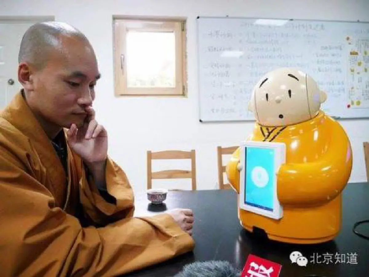 น่ารัก! จีนผุดไอเดียสร้าง "หุ่นยนต์พระสงฆ์" พร้อมความสามารถ สวดมนต์-พูดคุยโต้ตอบได้ เจ๋งสุดๆ!!