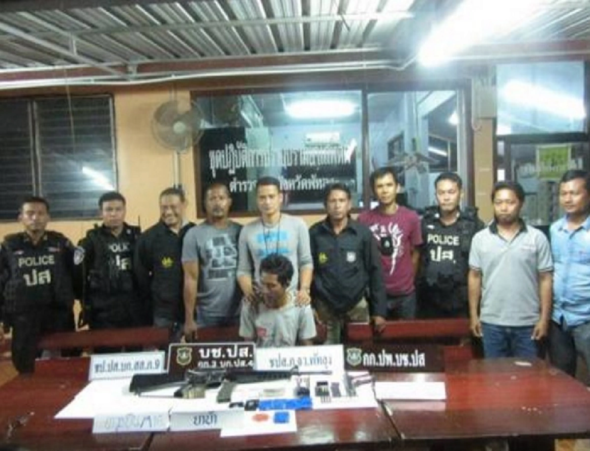 โห!! นึกว่าจะไปก่อสงคราม ตร.ปราบปรามเมืองลุง ยึด "M16-ปืนพก" พร้อม ยาบ้ากว่า 3,000 เม็ด - ก่อนตั้งข้อหาแบบนี้!!??