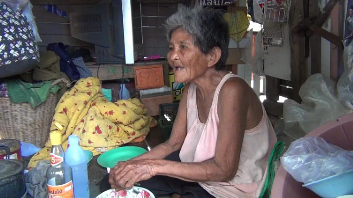สุดเวทนา!! แม่เฒ่าวัย 68 ต้องเหนื่อยทั้งชีวิต เก็บผักบุ้งขายเลี้ยงลูกพิการอดมื้อ กินมื้อ ส่วนลูกคนอื่นๆเลี้ยงจนโตต่างแยกย้ายมีชีวิตของตัวเอง