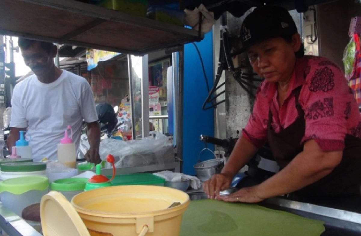 ต้องอย่างนี้เลยคนไทย!! ชาวบ้านแห่อุดหนุนตร.หน้าดุโคตรใจดี ขยันช่วยเมียขายโรตี บอกเลยมีสูตรลับผสมสมุนไพรอร่อยฝุดๆ