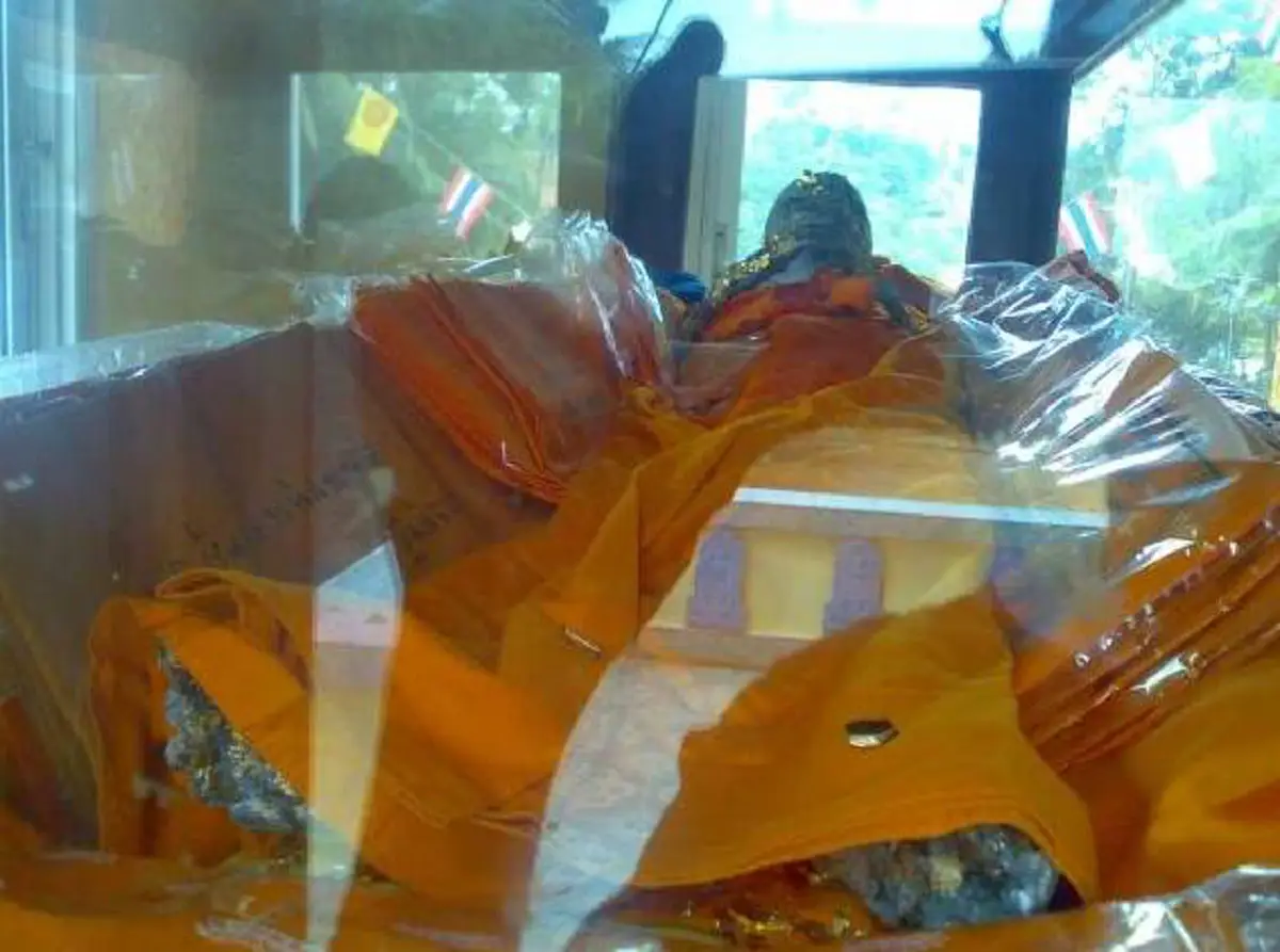 สาธุอย่างแรงส์!! ปาฏิหาริย์"พ่อท่านแสง" เกจิแห่งเมืองชะอวด ด้วยอภินิหารท่านเดินบิณฑบาตฝนตกหนักแค่ไหน ตัวท่านจะไม่เปียกสักนิดเดียว (สาธุ)