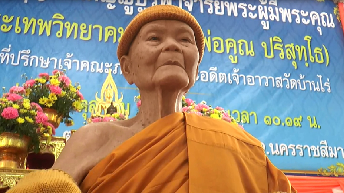 ศิษยานุศิษย์ฮือฮา!! วัดบ้านไรโชว์หุ่นขี้ผึ้ง "หลวงพ่อคูณ" เปิดให้พุทธศาสนิกชนกราบไหว้บูชา เผยใช้เส้นเกศา จีวร รถเข็นของจริงทั้งหมด