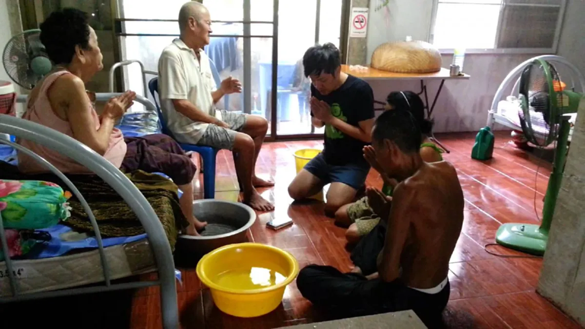 อย่าละเลย...ถ้าเคยทำให้พ่อแม่เจ็บช้ำน้ำใจ!!ขอขมาพ่อแม่... พิธีสำคัญที่ลูกหลานควรทำก่อนจะสายเกินแก้!!