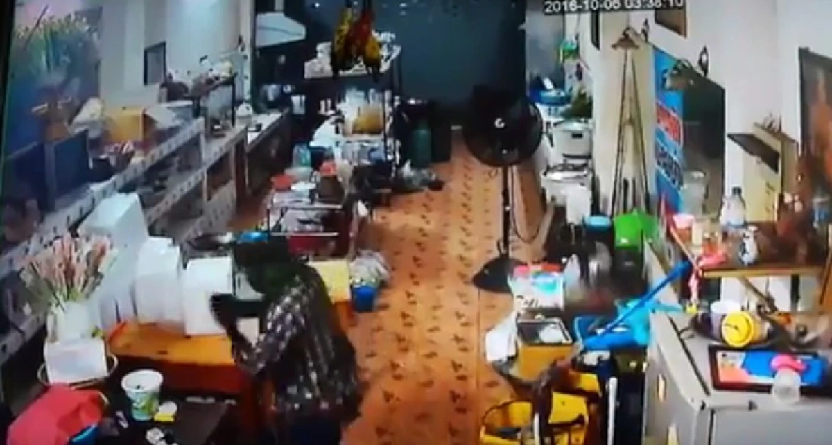 ริเป็นโจรแต่กลัวนรก!! กล้องจับภาพชัดๆ หนุ่มย่องยกพุ่มผ้าป่าวางร้านอาหาร ยกมือท่วมหัวขออโหสิก่อนลงมือทำบาป (ภาพ)