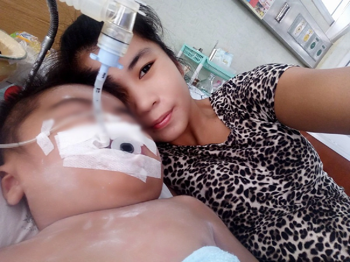 เพื่อลูกแลกด้วยชีวิตก็ยอม!! ชาวเน็ตแห่ชื่นชม พ่อ-แม่วัยรุ่น ใจแกร่ง สู้เพื่อลูกพิการวัย 2 ขวบ โรครุมเล้า ขายกิ๊ฟช็อปเป็นทุนรักษา