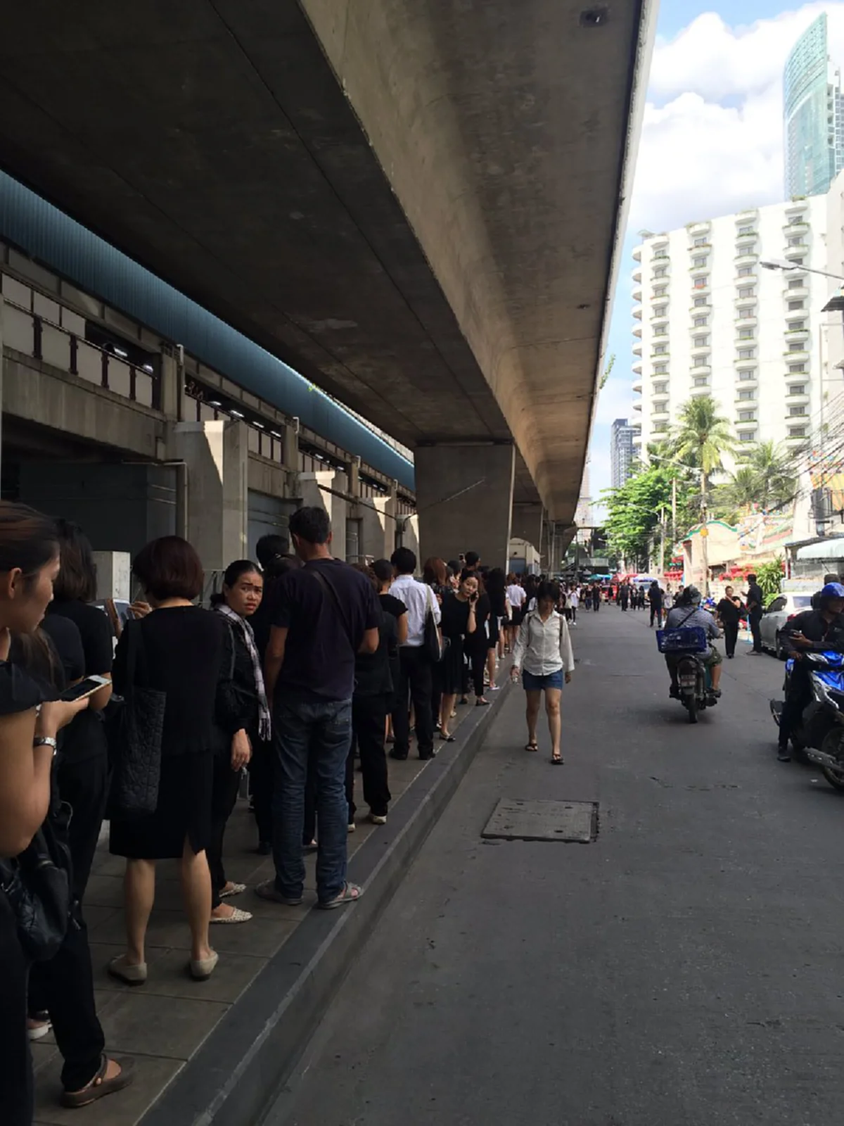 ปชช.รอใช้บริการเรือด่วนฯล้นท่าเรือมุ่งหน้าร่วมถวายอาลัย