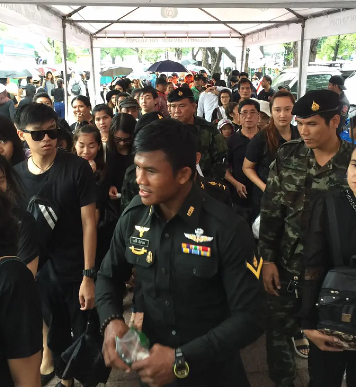 มาดแมน !! "บัวขาว" สวมเครื่องแบบ กองร้อยบริการ ถวายในหลวง ให้คำมั่นยึดคำสอน ร.๙ จนกว่าชีวิตจะหาไม่