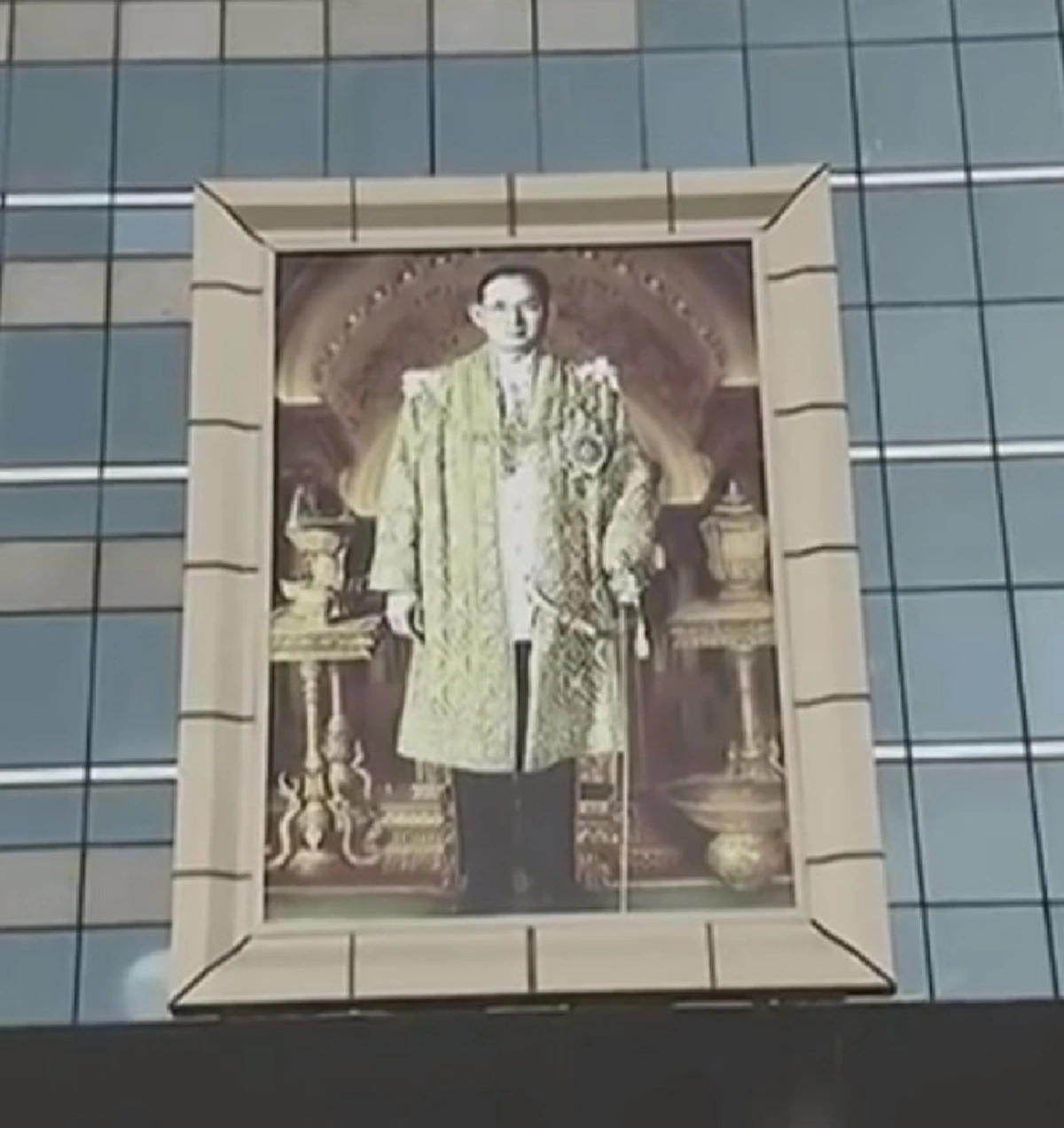 น้อมรำลึกถึงพระมหากรุณาธิคุณร่วมถวายอาลัย แด่พ่อหลวง ร.๙ ช่อง 3 ร่วมร้องเพลงสรรเสริญพระบารมี บรรยากาศเศร้าสลด (ชมคลิป)