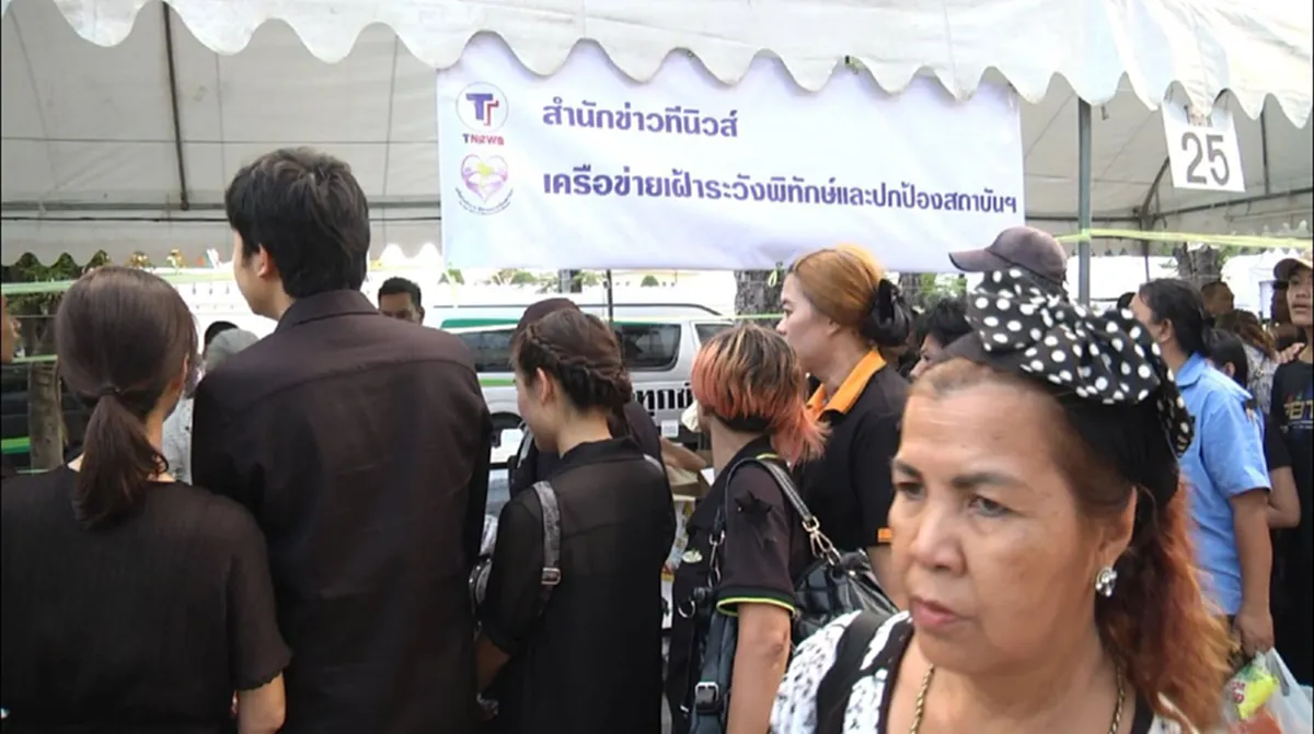 มาด้วยใจที่ภักดี!!สนธิญาณนำคณะผู้บริหารทีนิวส์แจกอาหาร ประชาชนที่สนามหลวง