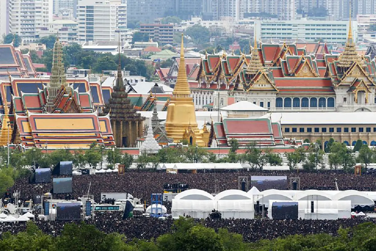 ทั่วโลกจารึก!! นาทีประวัติศาสตร์ พสกนิกรไทยเรือนแสน หลั่งน้ำตา ร้องเพลง "สรรเสริญพระบารมี"..