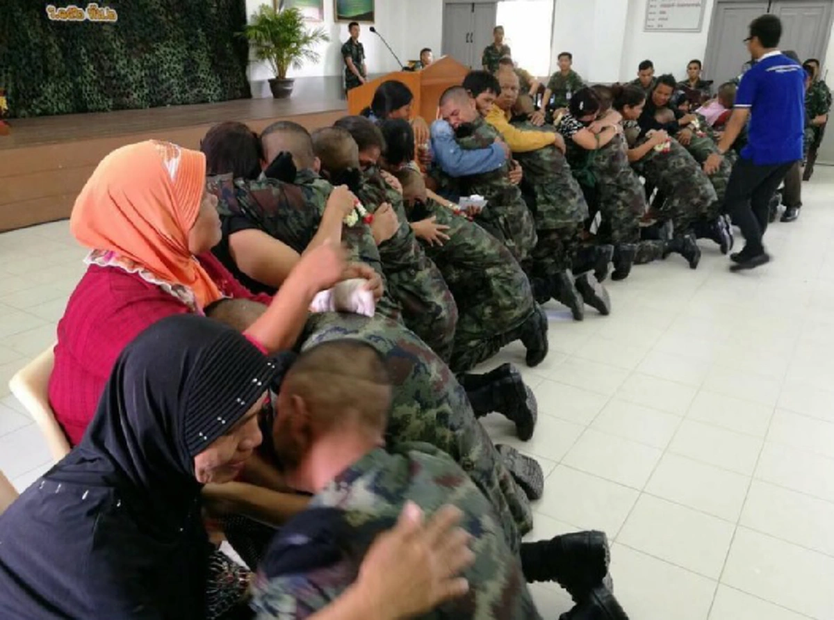 มีความซึ้ง!!! ทหารใหม่ค่ายสิรินธร ปัตตานี ถึงกับสุดกลั้นหลั่งน้ำตาลูกผู้ชาย โผกอดแม่ หลังเข้าฝึกนานนับเดือน (ภาพ)