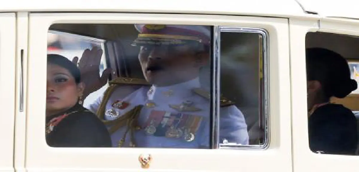 ภาพปีติคนไทยเฝ้าชมพระบารมี สมเด็จพระเจ้าอยู่หัว รัชกาลที่ ๑๐ ใกล้ชิด ทรงพระเจริญกึกก้อง ตอกย้ำความจงรักภักดี...ไม่เคยมีช่วงเว้นว่าง!!!