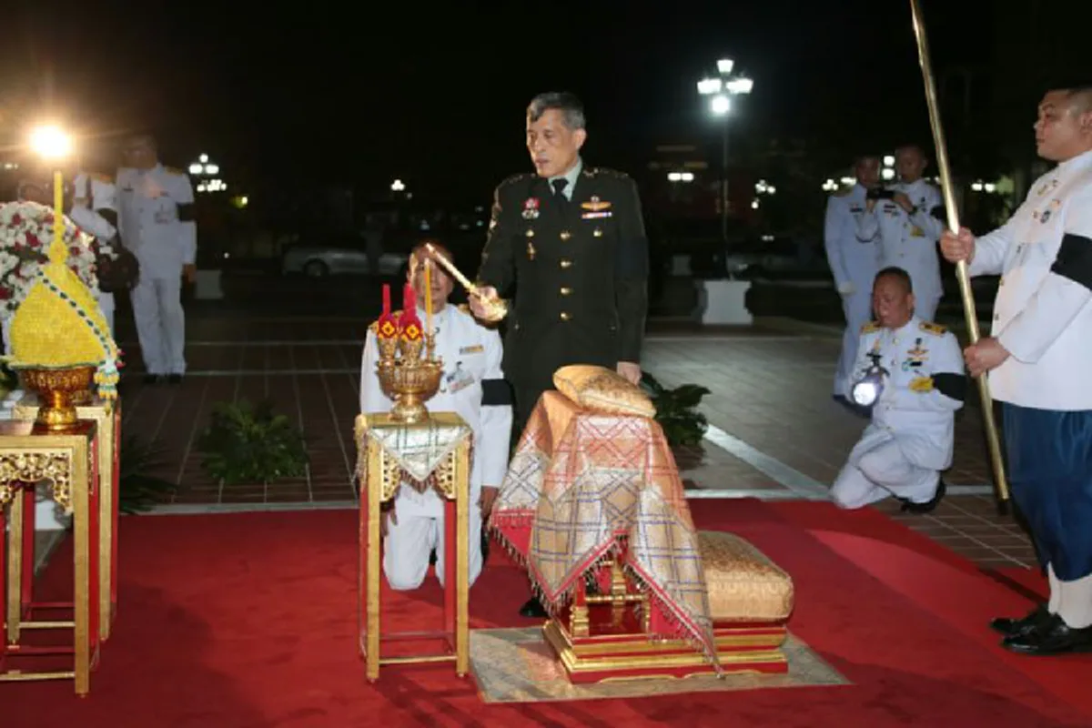 ทวยราษฎร์สุดปีติ..ทรงพระเจริญกึกก้อง!!ชาวกระบี่เฝ้าชมพระบารมี สมเด็จพระเจ้าอยู่หัวร. ๑๐ เสด็จฯแทนพระองค์  ในหลวง ร.๙ ทรงเปิดอาคารศาลากลางจังหวัดหลังใหม่ (ชมภาพ)