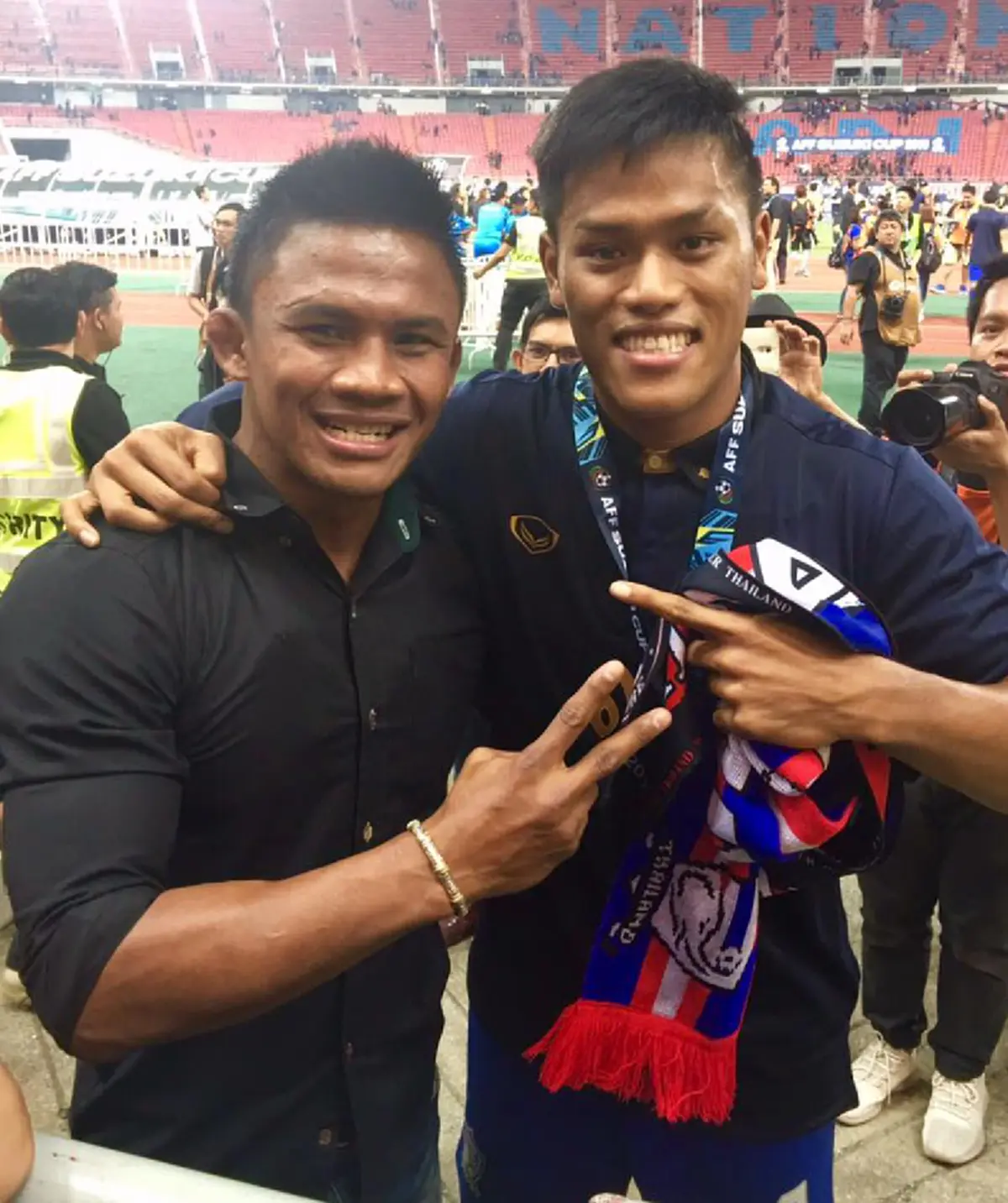 ย้อนดูภาพวินาทีคู่แฝดของวงการกีฬาไทย!!!"บัวขาว-ปีโป้" เหมือนยังกะพี่น้องคลานตามกันมาชัดๆ(คลิป)