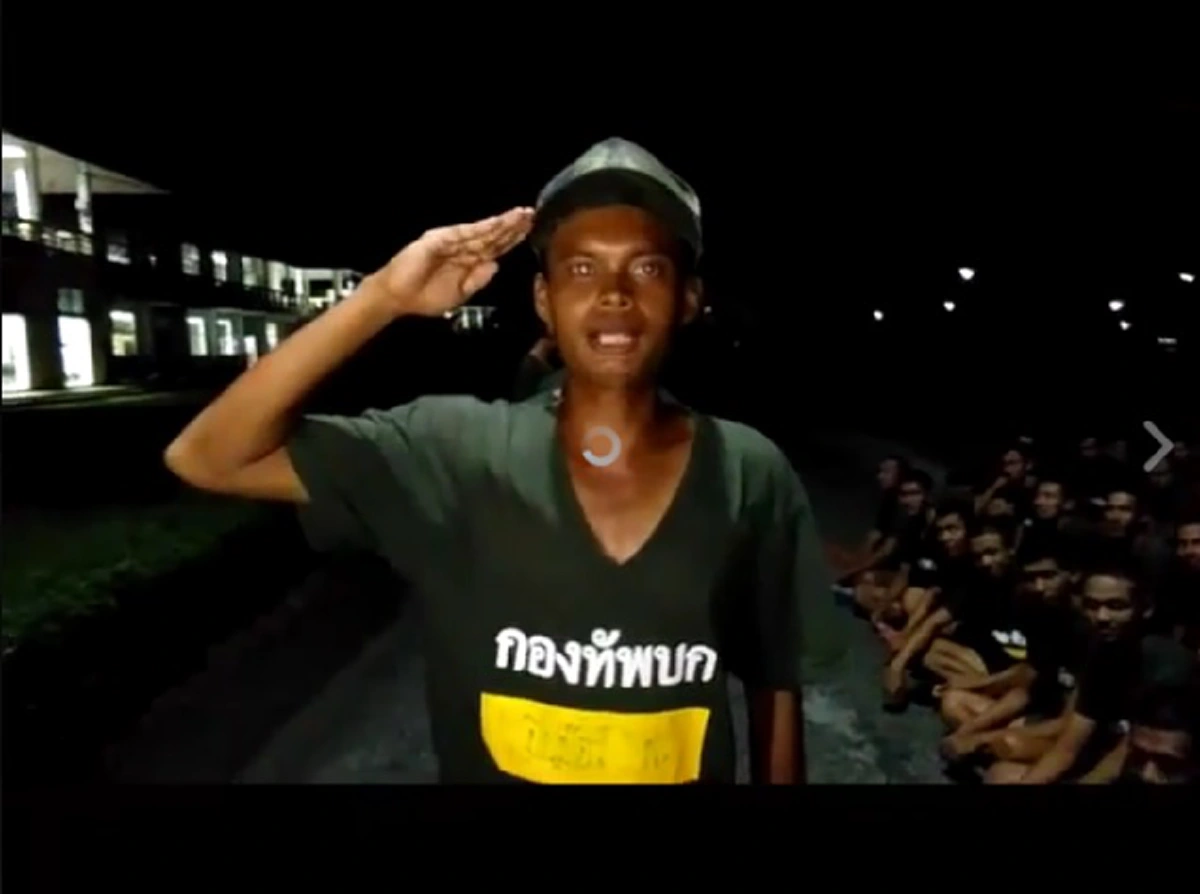 นี่หรือการรายงานตัว!!! ฮากระจายเมื่อพลทหารรายงานเวรเวอร์ชั่นใหม่ งานนี้มีกี่ภาคกี่ภาษา ต้องนับกันเอง (คลิป) 