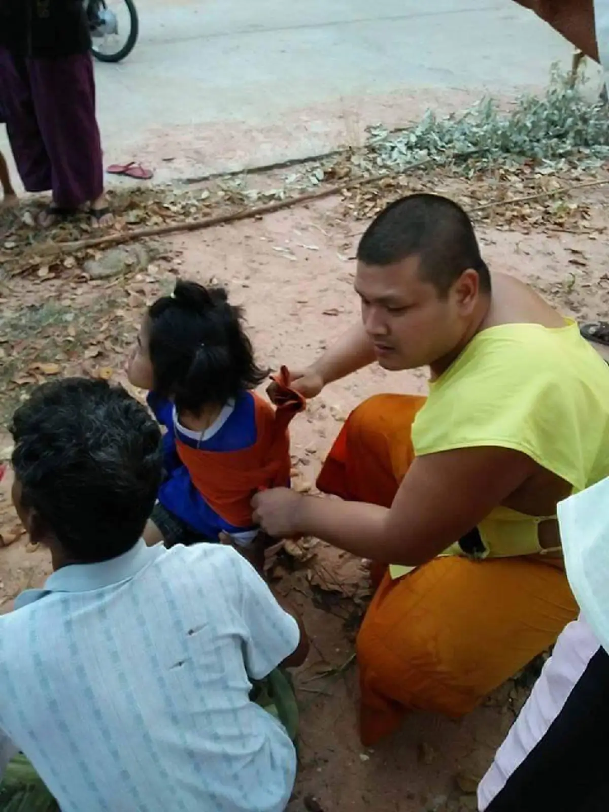สาธุรัวๆๆๆ!!!หลวงพี่ลูกข่ายกู้ภัยเจอเหตุซึ่งหน้า เด็กหญิงเจ็บหนักนอนร้องโอดโอย ทนไม่ไหวต้องฉีกผ้าเหลืองปฐมพยาบาล ชาวเน็ตแห่ชื่นชมอนุโมทนา