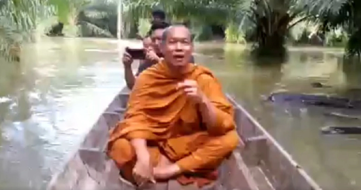อนุโมทนา..สาธุ!! ชาวบ้านตื้นตัน"หลวงปู่พุทธะอิสระ" มีเมตตา ลุยฝ่าน้ำท่วมลึกหลายจุดนครศรีฯนำสิ่งของมอบถึงมือแบ่งเบาภาระหน่วยงานรัฐ !?! (คลิป)