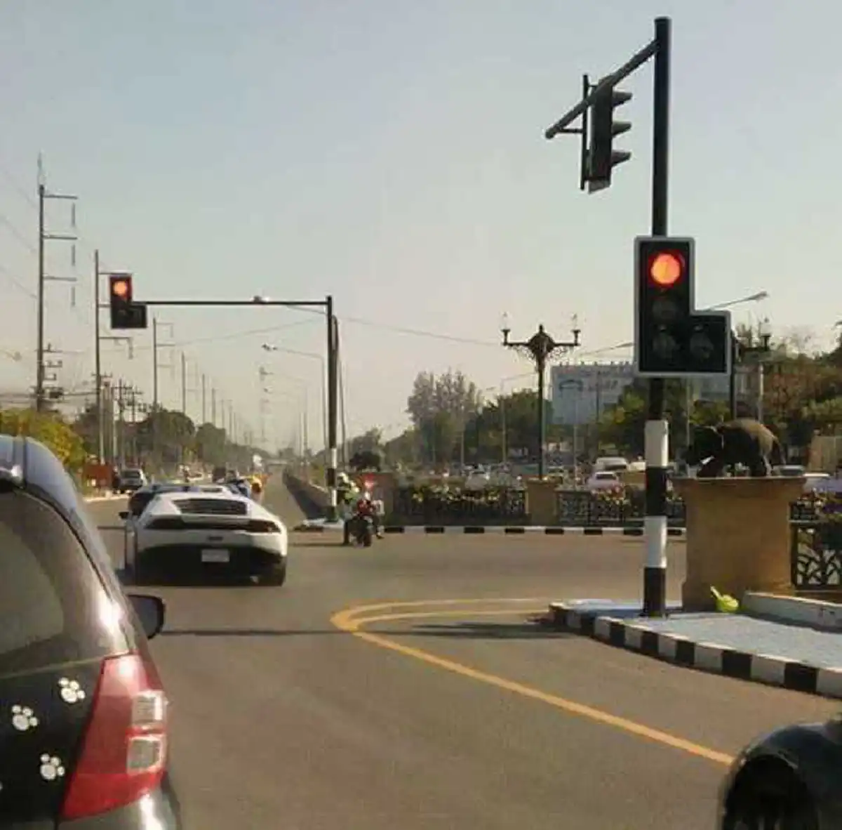 ดราม่า!!รถหรูผ่าไฟแดงที่เชียงใหม่ ล่าสุดมีคำชี้แจง!!