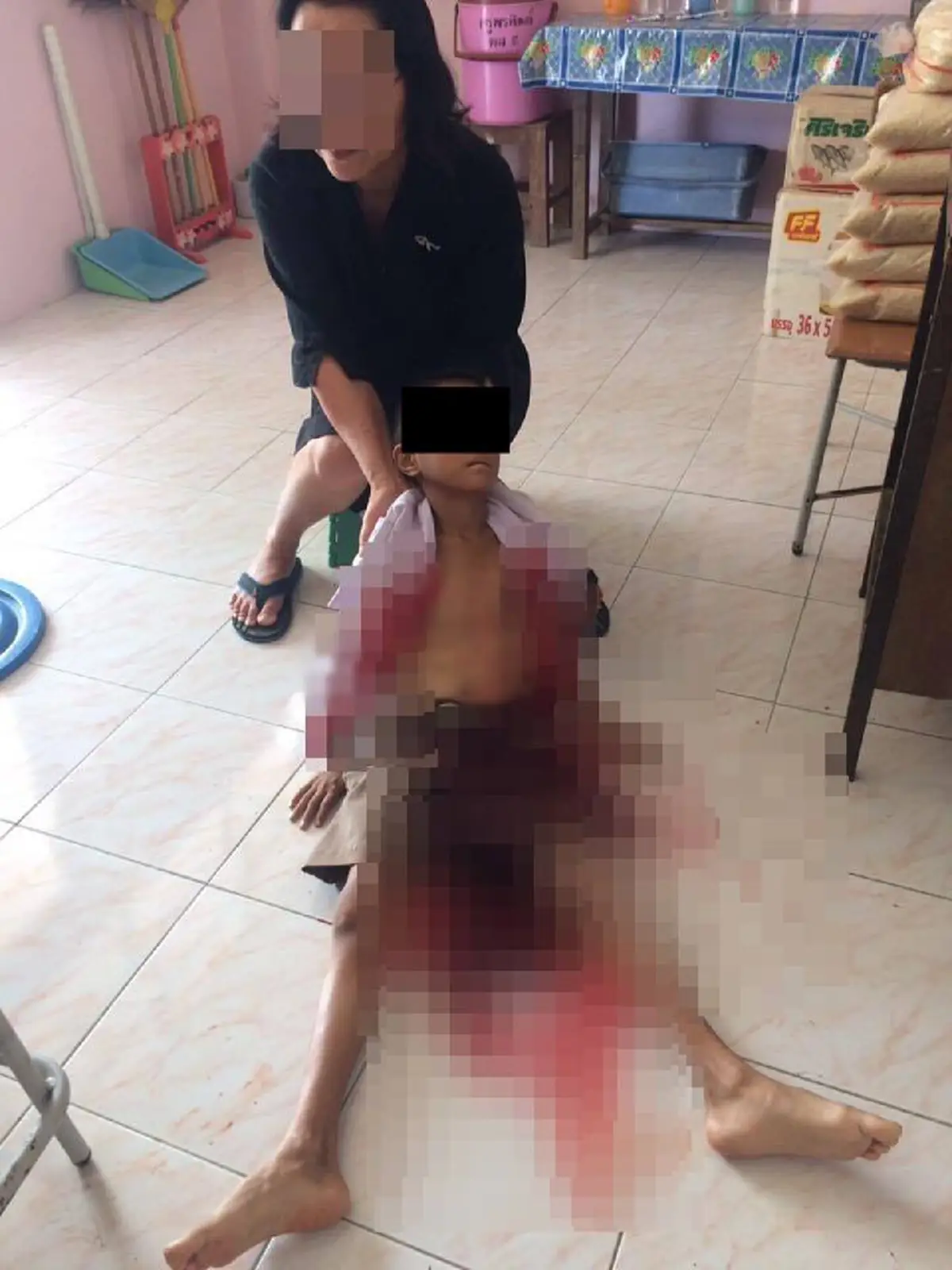 สุดสะเทือนใจ ด.ช.7ขวบนอนจมกองเลือดโรคภัยรุมเร้าไม่มีเงินรักษา วอนผู้ใจบุญช่วยเหลือ!!