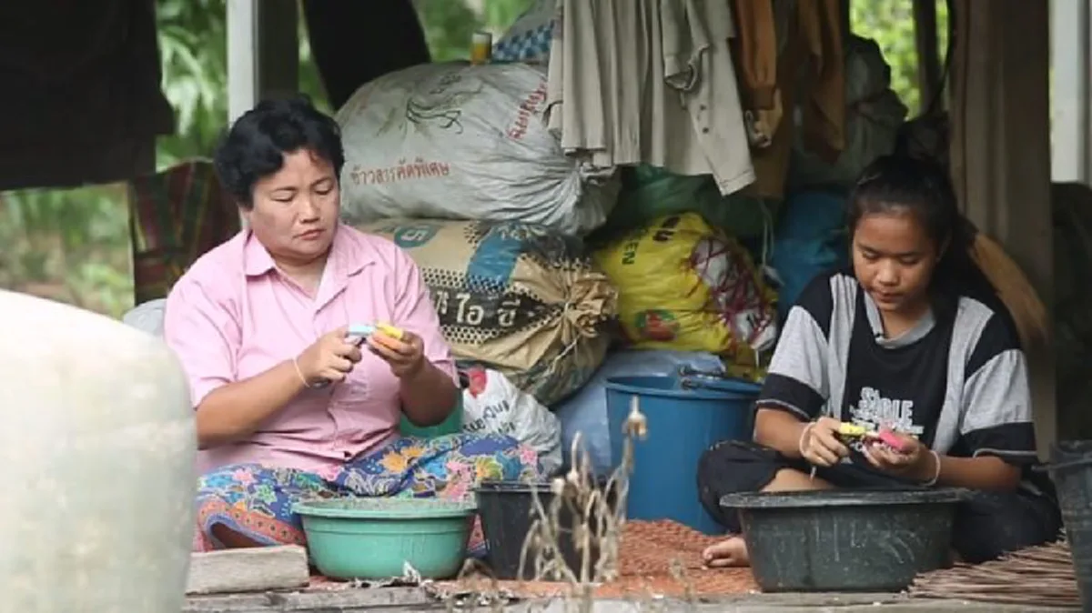 ชื่นชม ลูกกตัญญูนร.ม.6 สู้งานหนักเลี้ยงแม่เป็นใบ้ แม้ไม่ได้ยินเสียงแต่เข้าใจทุกความรู้สึก!! (คลิป)