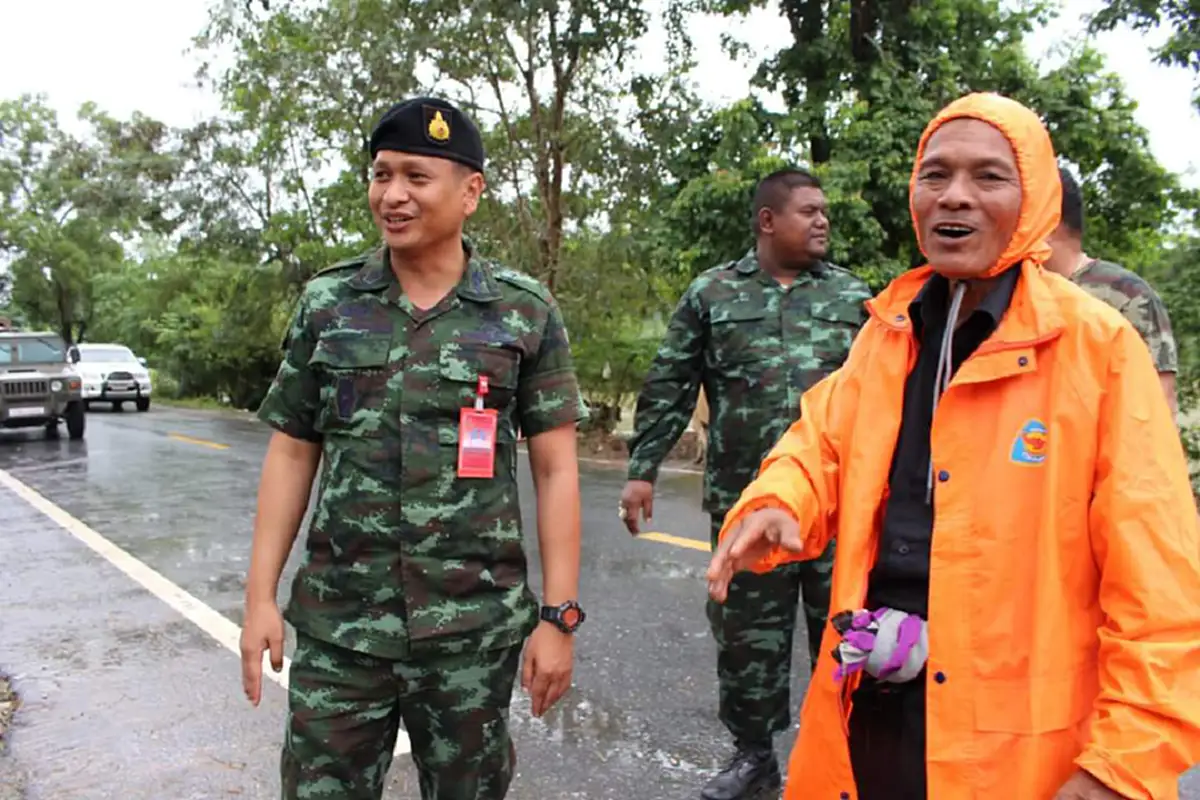 วีรบุรุษชาวชะอวด!!!สุดยื้อ "ผู้พันบอม"สิ้นลมแล้ว เคยเปรยขณะช่วยน้ำท่วม "เห็นคนเดือดร้อนไม่มีที่นอนอุ่นๆ แล้วมันจุก สงสาร...ต้องช่วยเขาก่อน ถึงเราจะเหนื่อยได้กลับบ้าน ตื่นมาก็มีแรง"