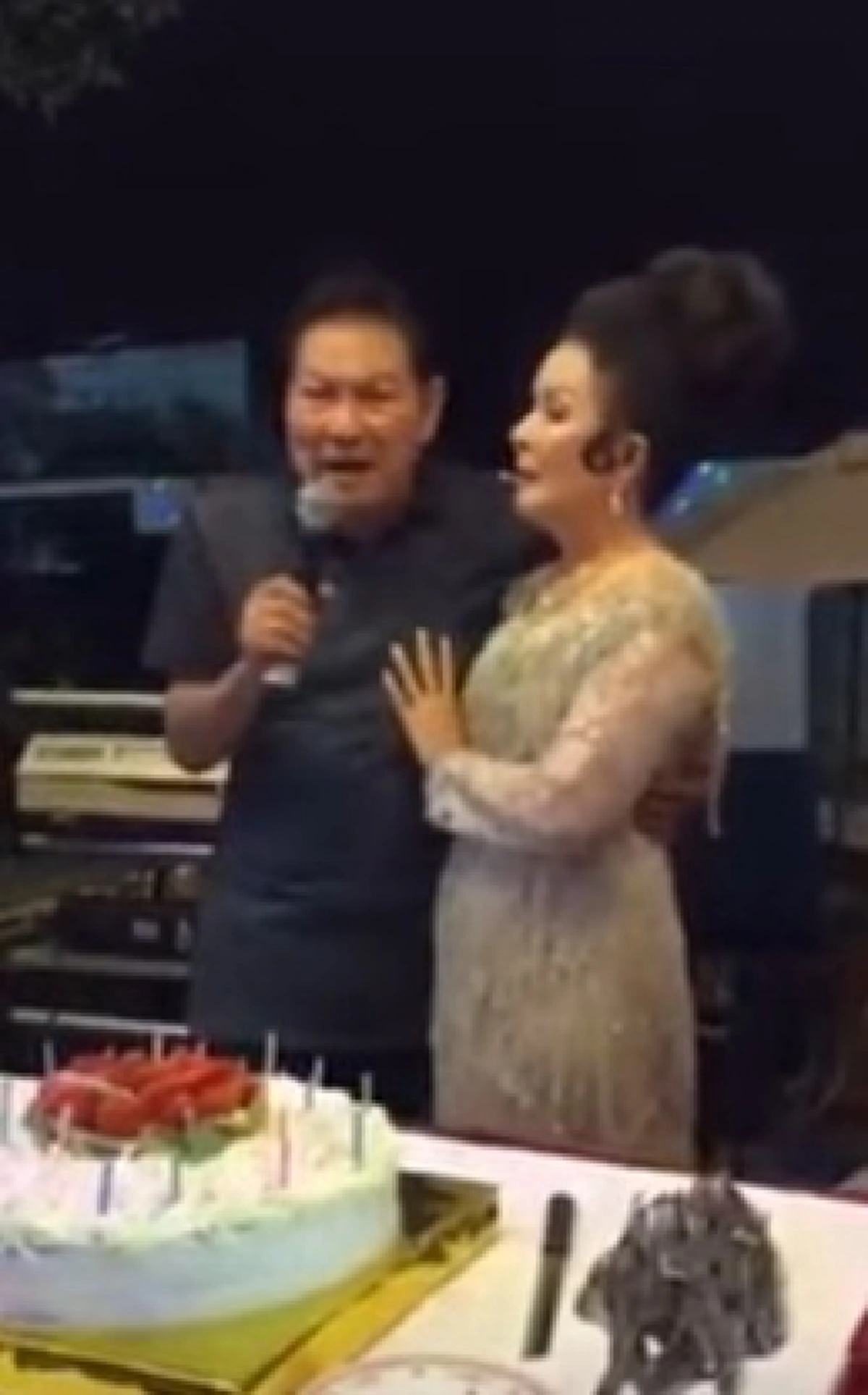 หวานซึ้ง!!! "ชรินทร์" ครวญเพลงหยาดเพชร ฉลองวันเกิด 73 ปีศรีภรรยา "เพชรา เชาวราษฎร์"  ( คลิป)