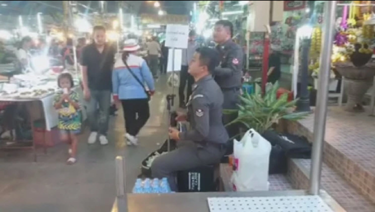 สนั่นโซเชียล คลิปตำรวจเปิดหมวกช่วยชาวใต้ คำชมมาเต็มแน่ๆ แต่คดีพลิกเมื่อชาวเน็ตไม่คิดแบบนั้น (ชมคลิป) ก่อนค่อยตัดสินใจ!!