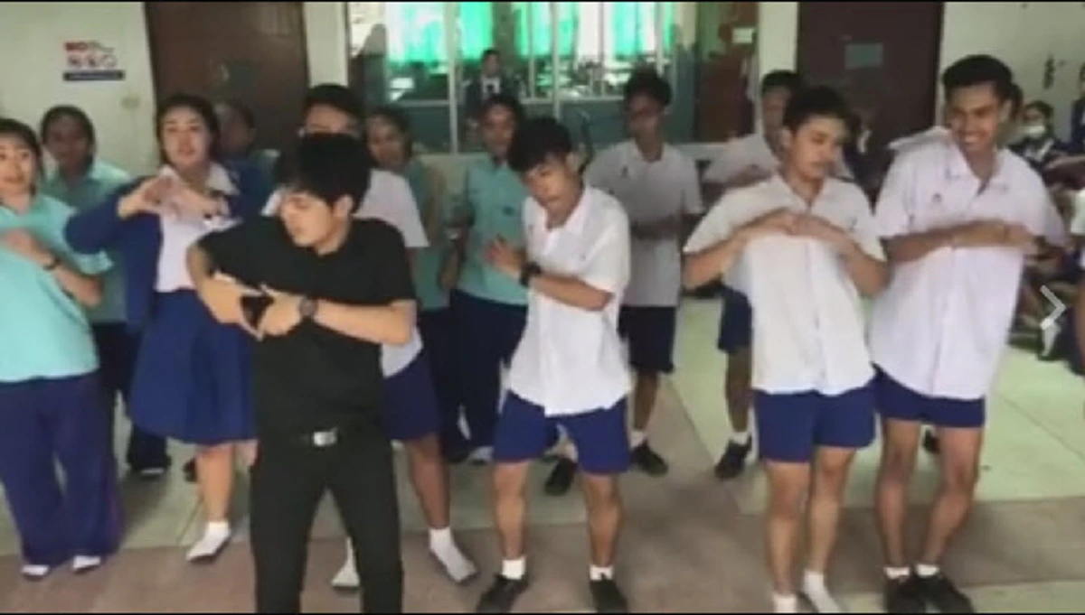 สุดติ่งแล้ว!! ครูสอนฟิสิกส์สายย่อ โชว์ลีลาซ้อมเต้นพร้อมนักเรียนแบบขั้นเทพ โดนใจจนแห่แชร์กันไปทั่วประเทศ (ชมคลิป)