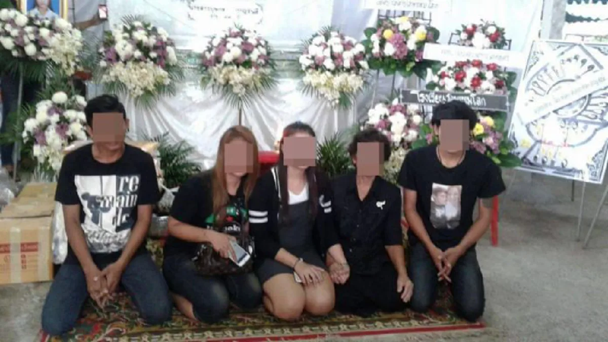 สุดอาลัย แฟนหนุ่ม ใส่เสื้อคู่เผา "น้องบี" รอจังหวะบวชอุทิศส่วนกุศลให้แฟนสาว