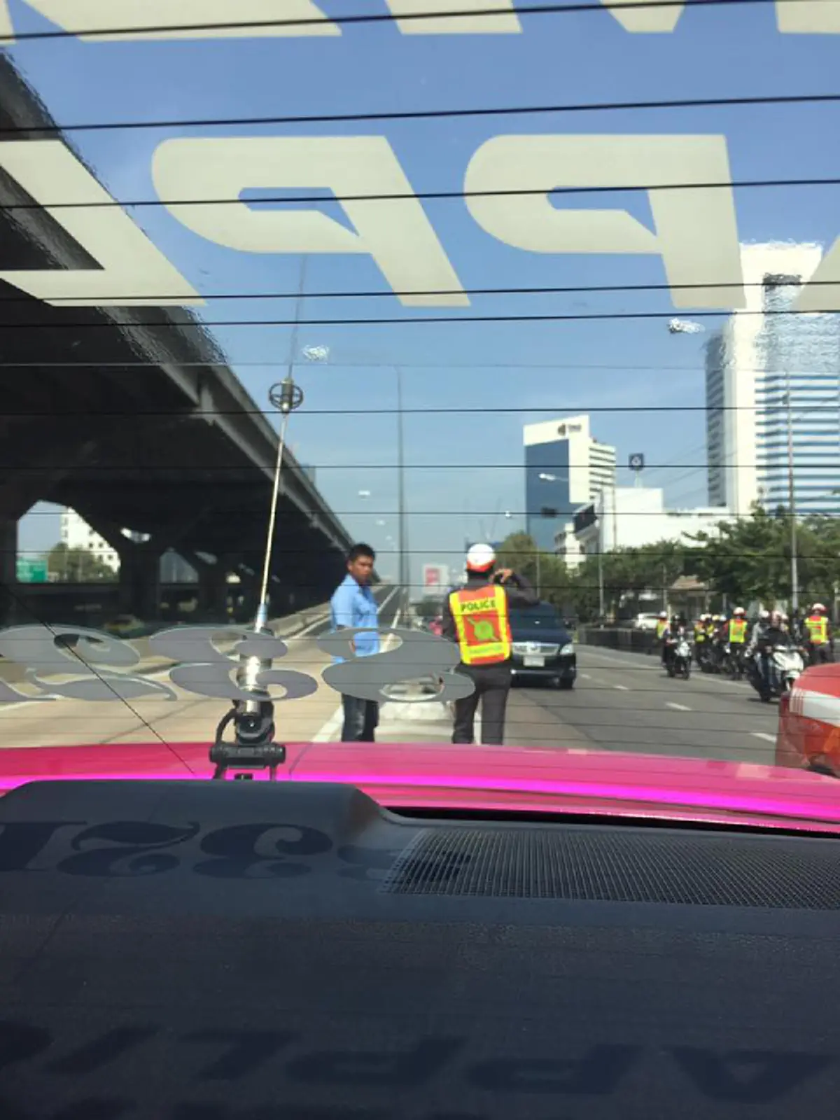 เหตุผลใช้ไม่ได้!!!ผู้โดยสารวอน"นายกฯ"ปฏิรูปตร.หลังทนไม่ได้เห็นโชเฟอร์แท็กซี่โดนใช้อำนาจไม่เป็นธรรม (คลิป+รายละเอียด)