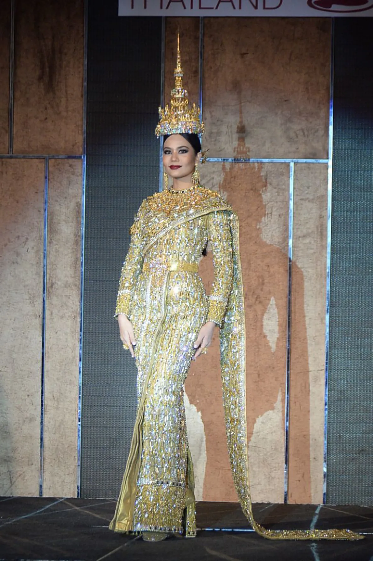 ไม่ใช่เรื่องบังเอิญ จิตของ "น้ำตาล ชลิตา" บนเวที "Miss Universe"อยู่ที่ทั้งสองพระองค์