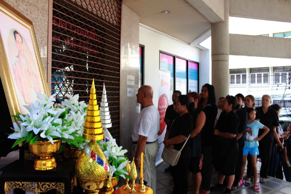หมดเกลี้ยง ไม่ถึงชั่วโมง!! ชาวกาฬสินธุ์ แห่แลกธนบัตรที่ระลึก ในหลวง ร.9 คึกคัก หวังเก็บเป็นสมบัติให้ลูก-หลานได้ชื่นชม!!