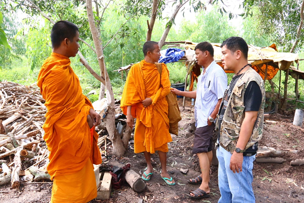 โล้นซ่าพาเสื่อม!! ผญบ.สุดทน บุกจับ พระเขมร สุดแสบ ร่ายมนต์เรี่ยไรเงินชาวบ้าน ตีเนียนพูดไทยชัดแจ๋ว จนคนเชื่อ!!  