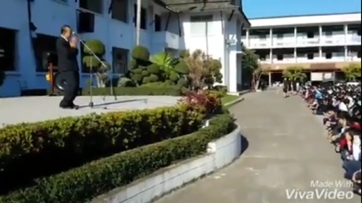 ได้ใจไปเต็มๆ!!!ผอ.โรงเรียนรับตำแหน่งใหม่ร้องหมอลำแนะนำตัวหน้าเสาธง...งานนี้ศิษย์ฮากระจาย (คลิป)