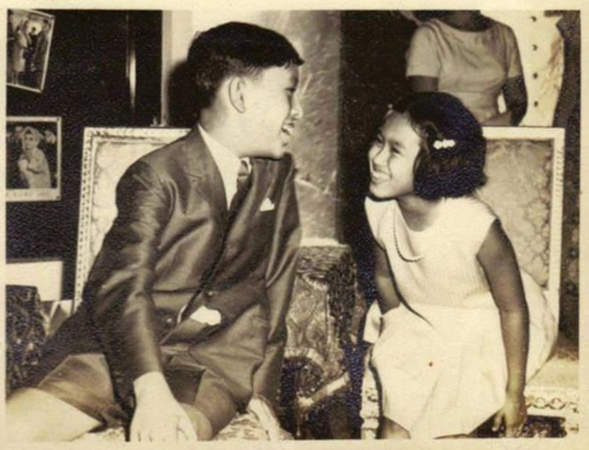 "น้องน้อยของพี่ชาย" ภาพหาชมยาก ครั้งในหลวง ร.๑๐ ทรงพระเยาว์ ทอดพระเนตรและทรงลูบพระพักตร์พระขนิษฐา สมเด็จพระเทพรัตนฯ (ชมภาพ)