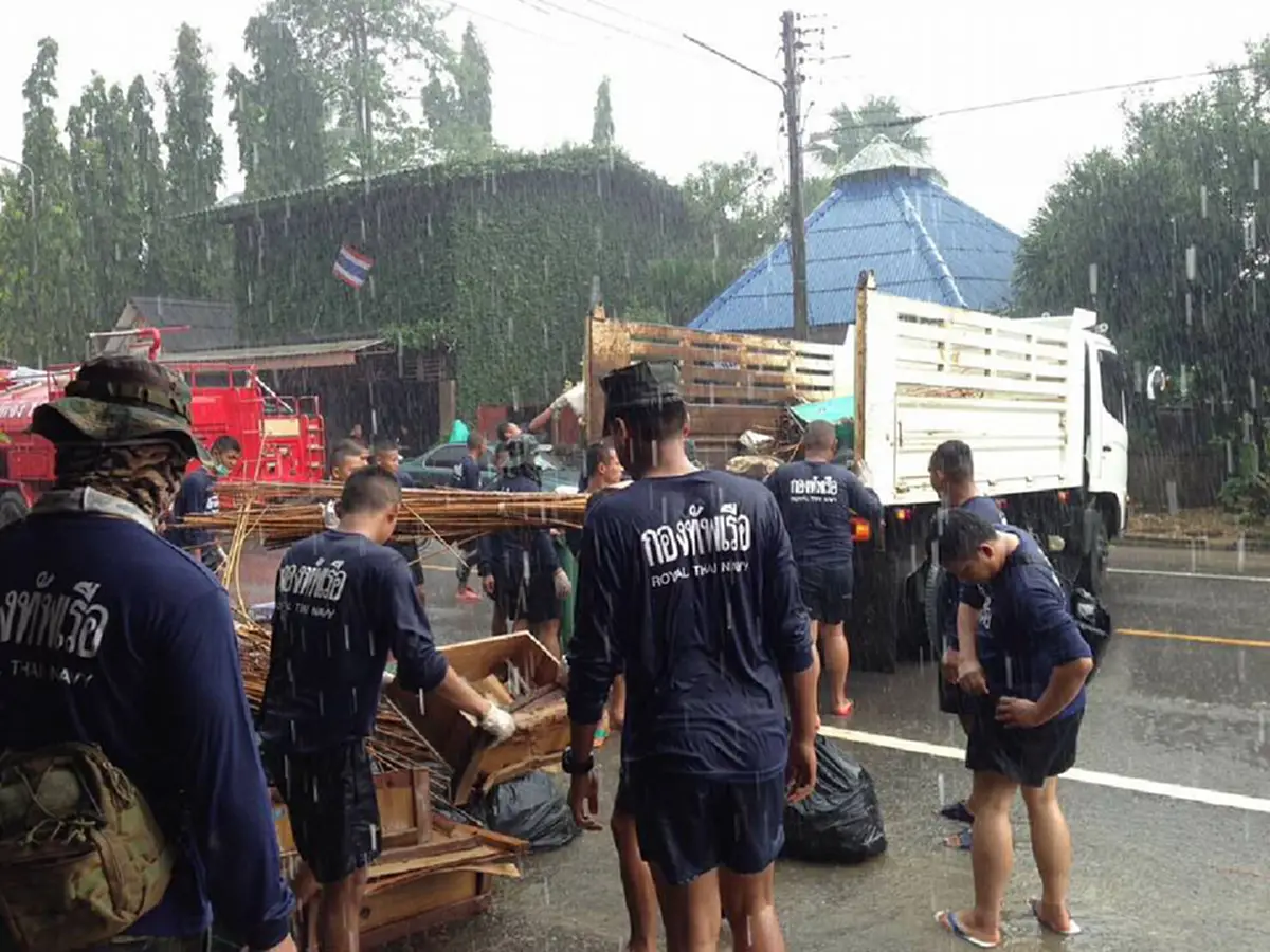 แม้ฝนจะตก ฟ้าจะร้อง ก็ไม่เคยหวั่น!!! "ทัพเรือ" จัดกำลังพลทำความสะอาดอ.หลังสวน เพราะช่วยแล้วก็ต้องช่วยให้ถึงที่สุด (ชมภาพ)
