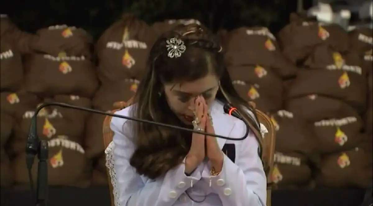 ฟังน้ำเสียงของพระองค์แล้ว ไม่อาจกลั้นน้ำตาไว้ได้..."ฟ้าหญิงจุฬาภรณ์ฯ" ทรงยกพระหัตถ์ไหว้ขอโทษราษฎร ที่เสด็จทรงเยี่ยมล่าช้าเนื่องจากทรงพระประชวร