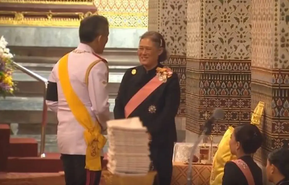 ภาพแห่งความงดงาม..."สมเด็จพระเจ้าอยู่หัวมหาวชิราลงกรณฯ" ทรงมีพระราชปฏิสันถารกับ สมเด็จพระเทพฯ และพระเจ้าหลานเธอ ๒ พระองค์ ทรงกราบถวายบังคมลา
